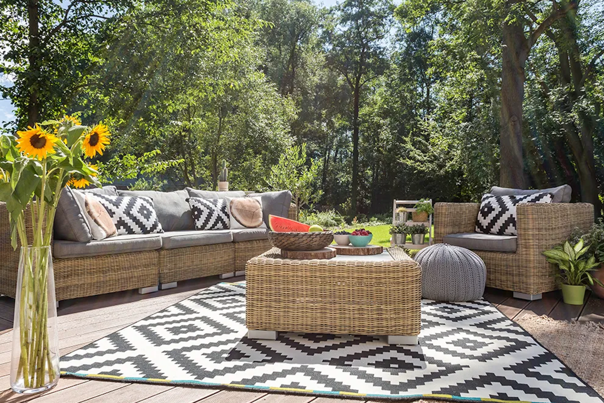 How to Pick the Perfect Outdoor Handmade Area Rug for Summer