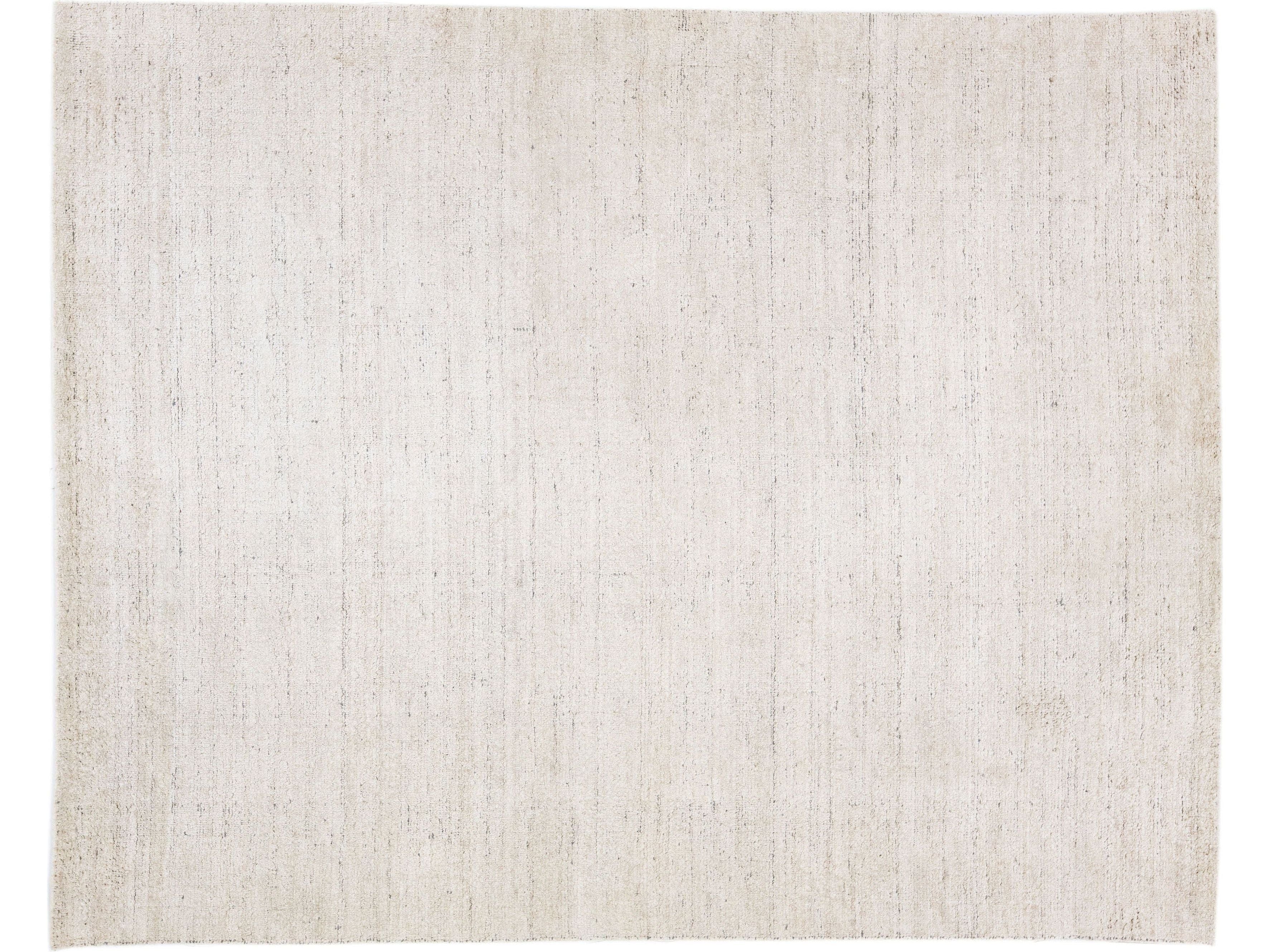 Modern Apadana's Groove Handmade Beige Bamboo/Silk Rug with Solid Motif