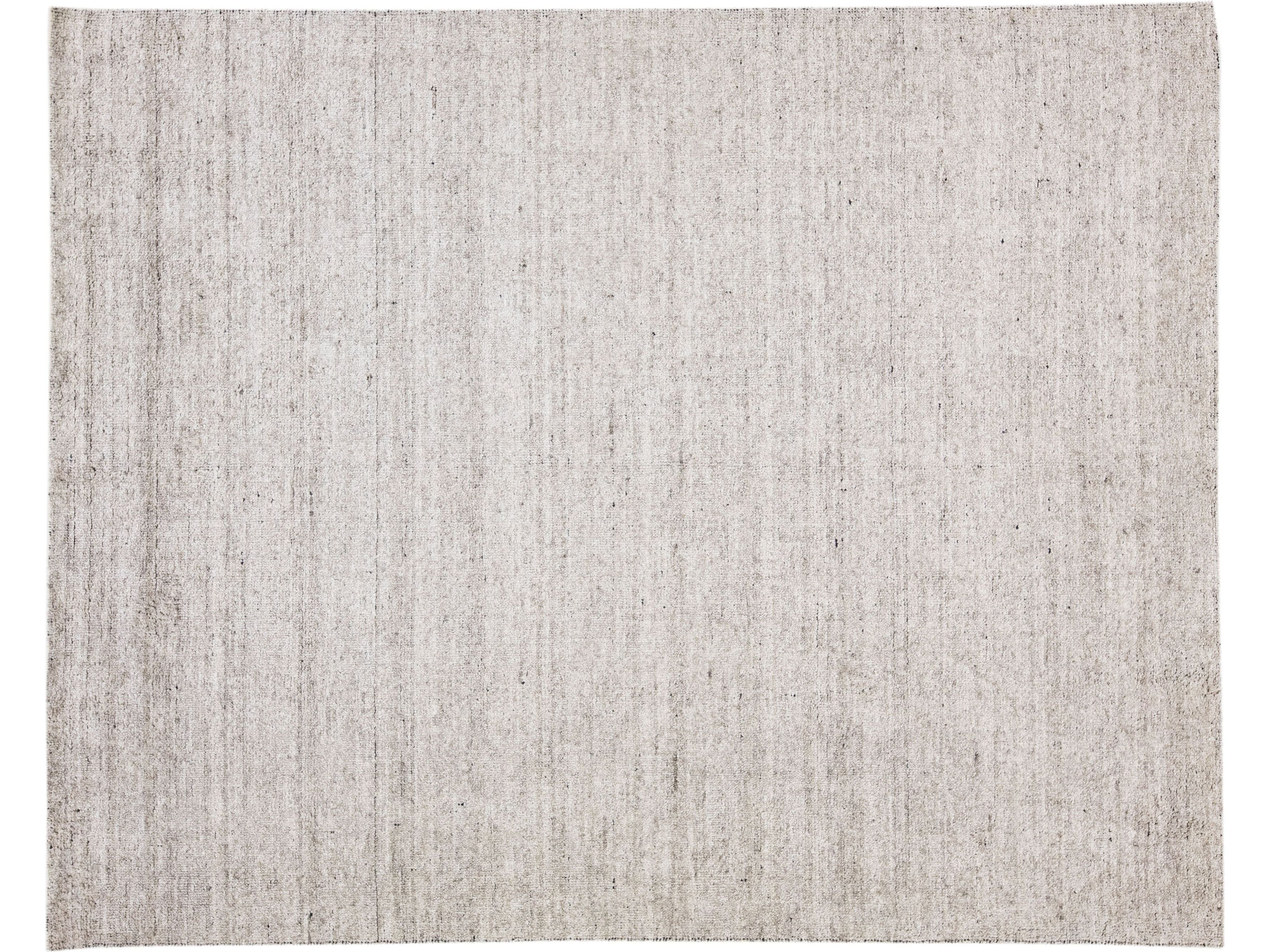 Modern Apadana's Groove Light Gray Handmade Bamboo/Silk Rug with Solid Design